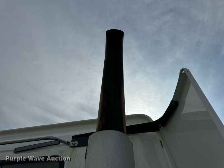 image for item EN5218 2013 Volvo VNL semi truck