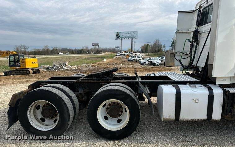 image for item EN5218 2013 Volvo VNL semi truck