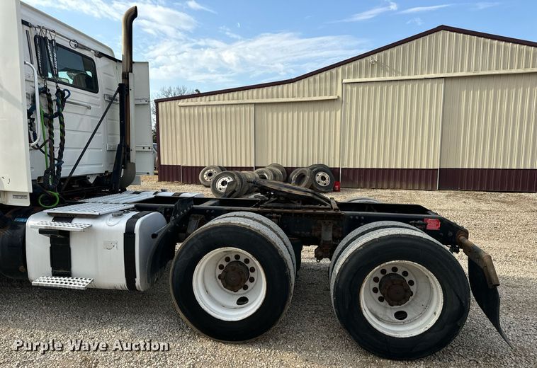 image for item EN5218 2013 Volvo VNL semi truck