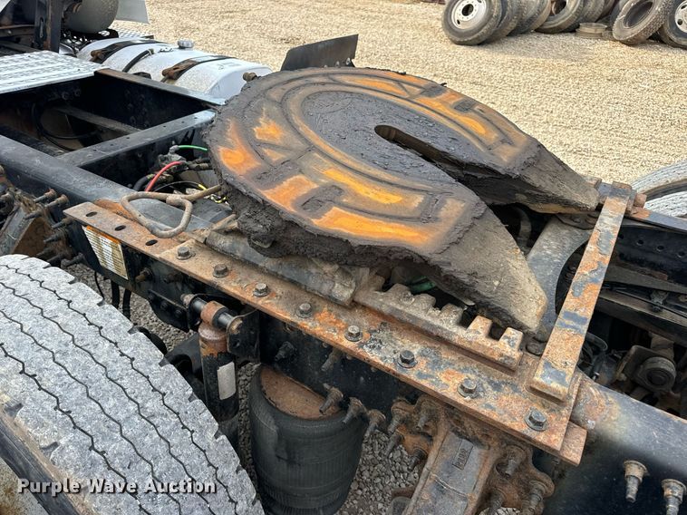 image for item EN5218 2013 Volvo VNL semi truck