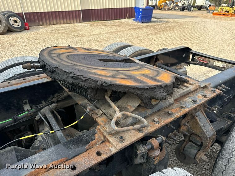 image for item EN5218 2013 Volvo VNL semi truck