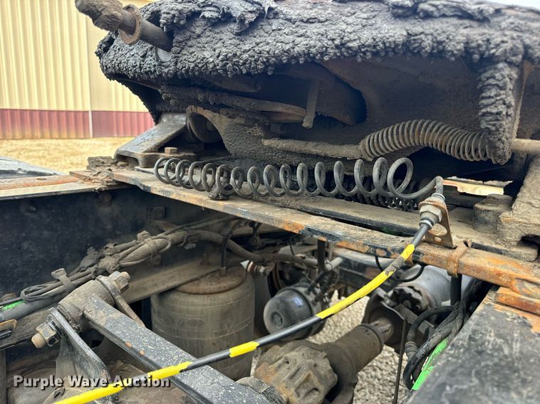 image for item EN5218 2013 Volvo VNL semi truck