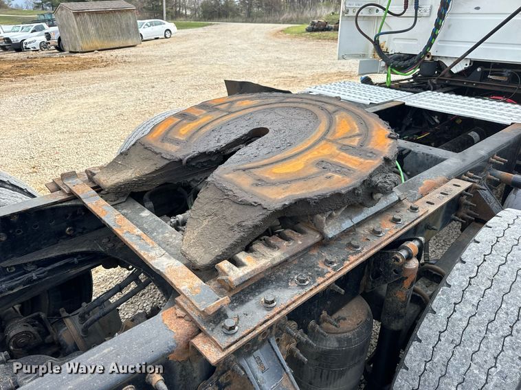 image for item EN5218 2013 Volvo VNL semi truck