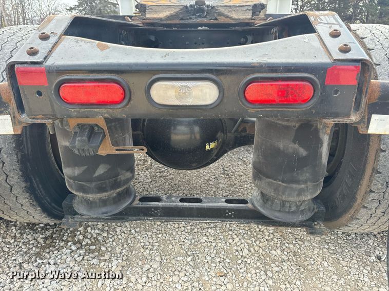 image for item EN5218 2013 Volvo VNL semi truck