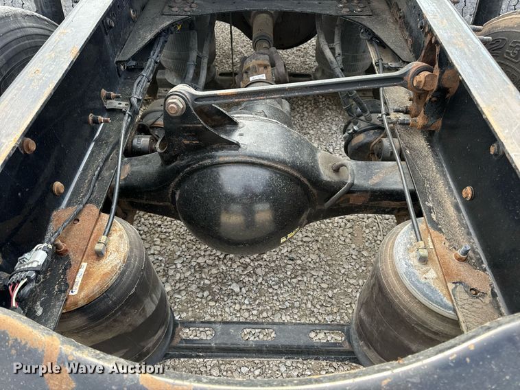 image for item EN5218 2013 Volvo VNL semi truck