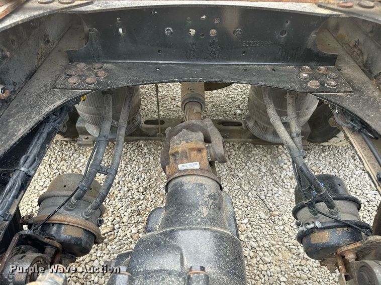 image for item EN5218 2013 Volvo VNL semi truck