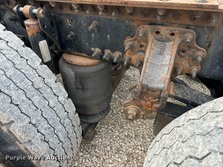 image for item EN5218 2013 Volvo VNL semi truck