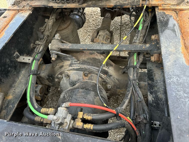 image for item EN5218 2013 Volvo VNL semi truck