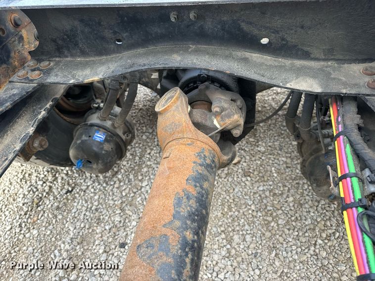 image for item EN5218 2013 Volvo VNL semi truck