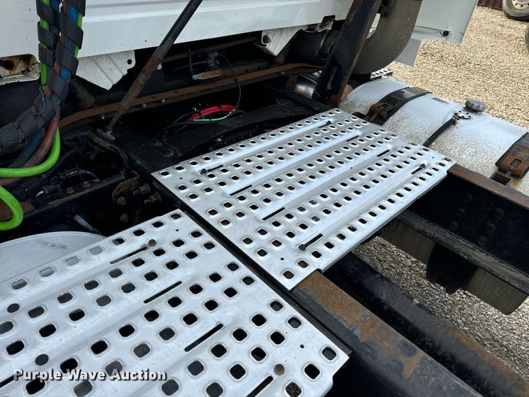 image for item EN5218 2013 Volvo VNL semi truck