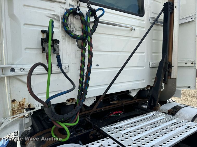 image for item EN5218 2013 Volvo VNL semi truck