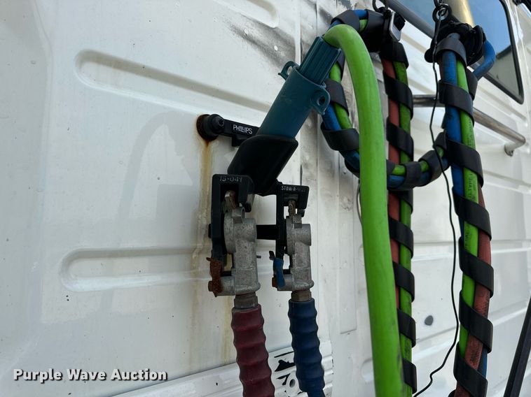 image for item EN5218 2013 Volvo VNL semi truck