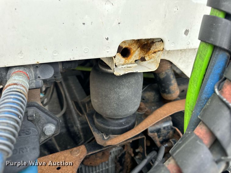 image for item EN5218 2013 Volvo VNL semi truck