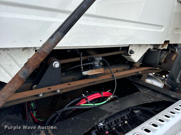 image for item EN5218 2013 Volvo VNL semi truck