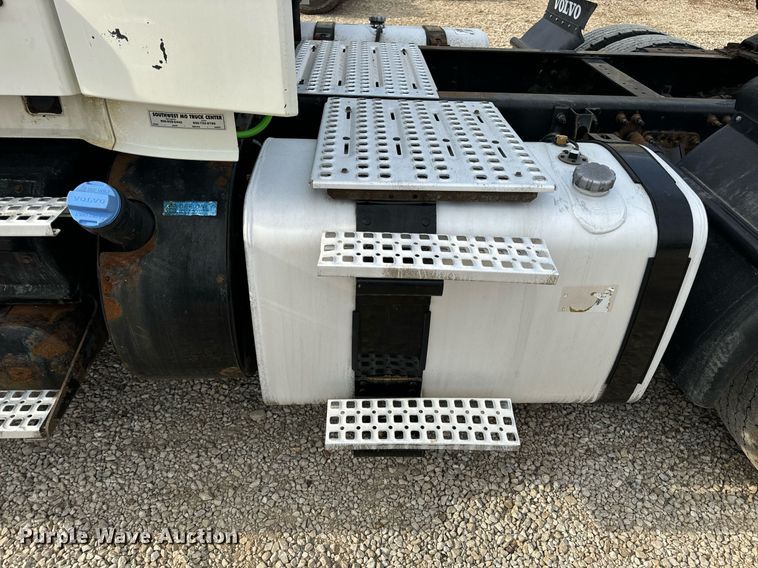 image for item EN5218 2013 Volvo VNL semi truck