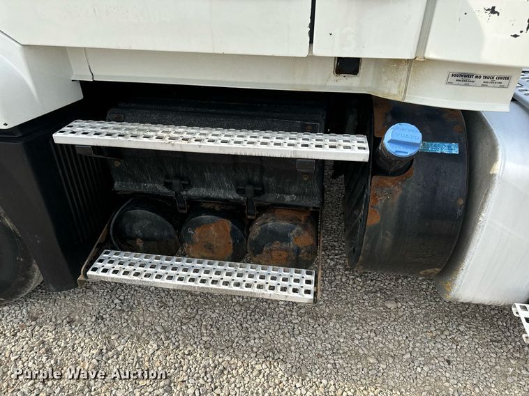 image for item EN5218 2013 Volvo VNL semi truck