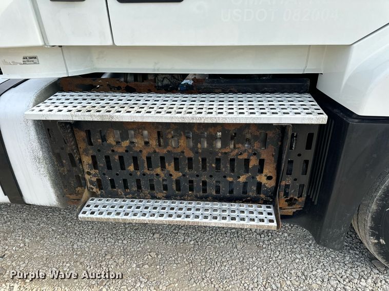 image for item EN5218 2013 Volvo VNL semi truck