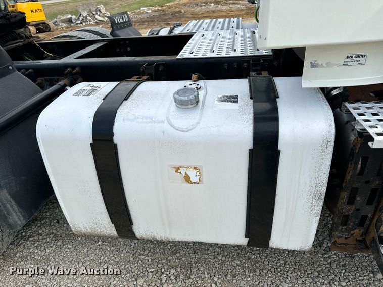 image for item EN5218 2013 Volvo VNL semi truck