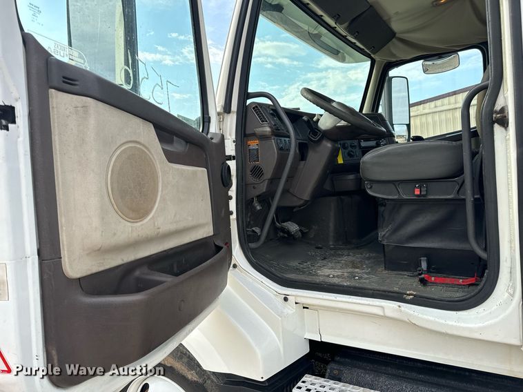 image for item EN5218 2013 Volvo VNL semi truck