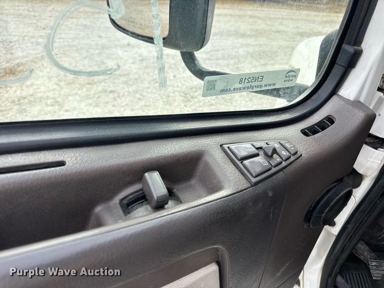 image for item EN5218 2013 Volvo VNL semi truck