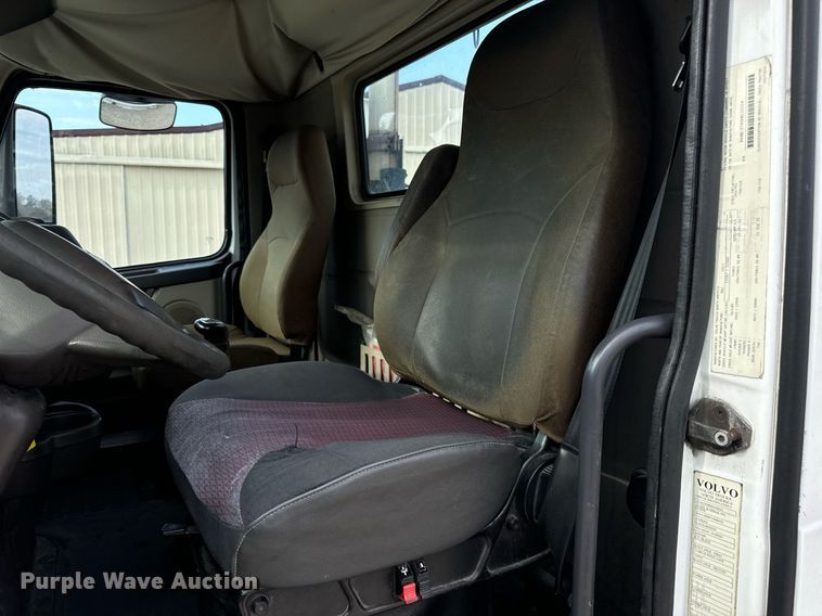 image for item EN5218 2013 Volvo VNL semi truck