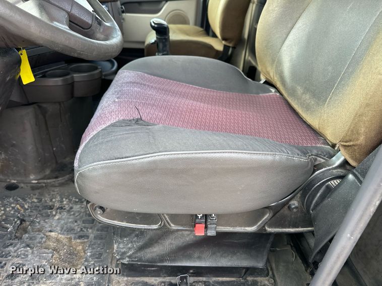 image for item EN5218 2013 Volvo VNL semi truck