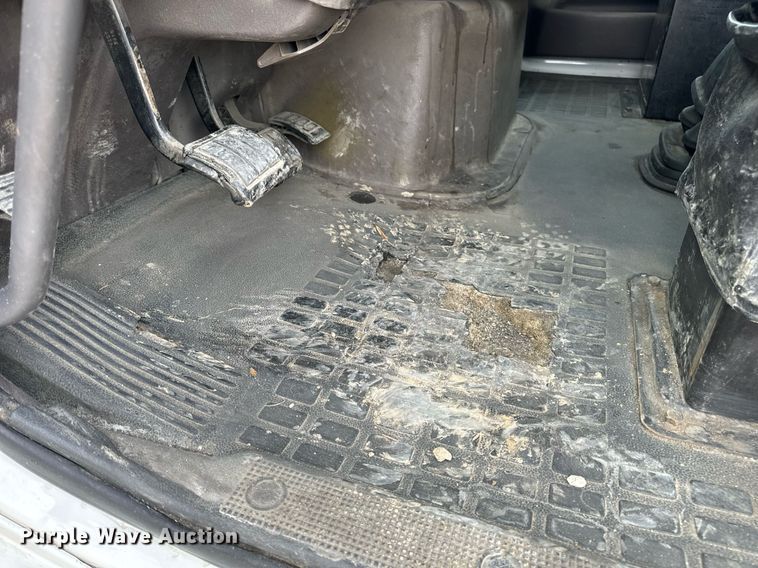 image for item EN5218 2013 Volvo VNL semi truck