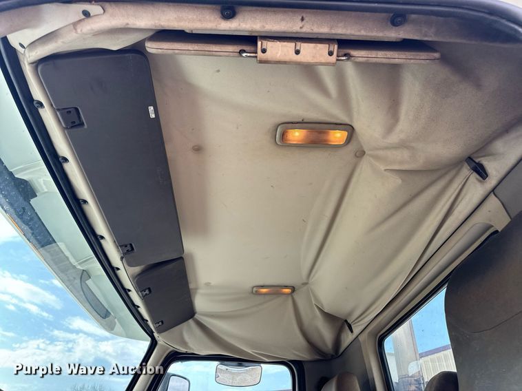 image for item EN5218 2013 Volvo VNL semi truck