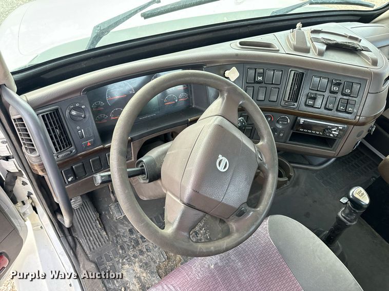 image for item EN5218 2013 Volvo VNL semi truck