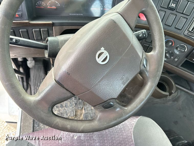 image for item EN5218 2013 Volvo VNL semi truck