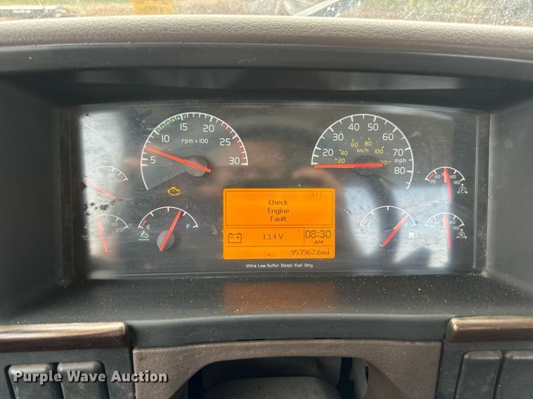 image for item EN5218 2013 Volvo VNL semi truck