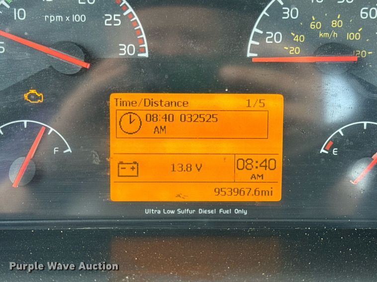 image for item EN5218 2013 Volvo VNL semi truck