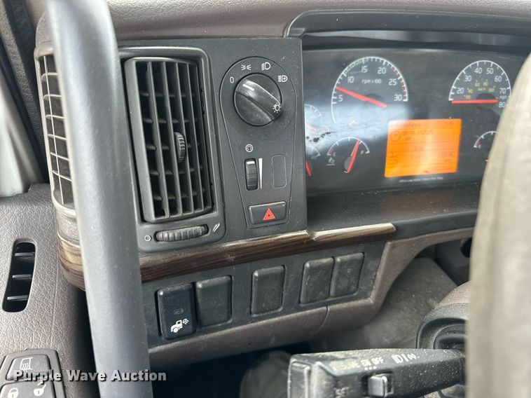 image for item EN5218 2013 Volvo VNL semi truck