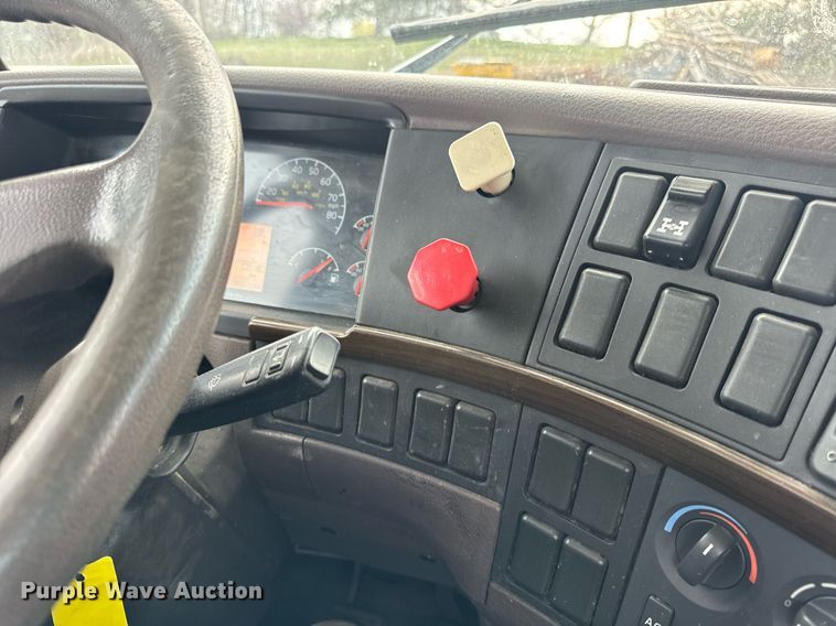 image for item EN5218 2013 Volvo VNL semi truck