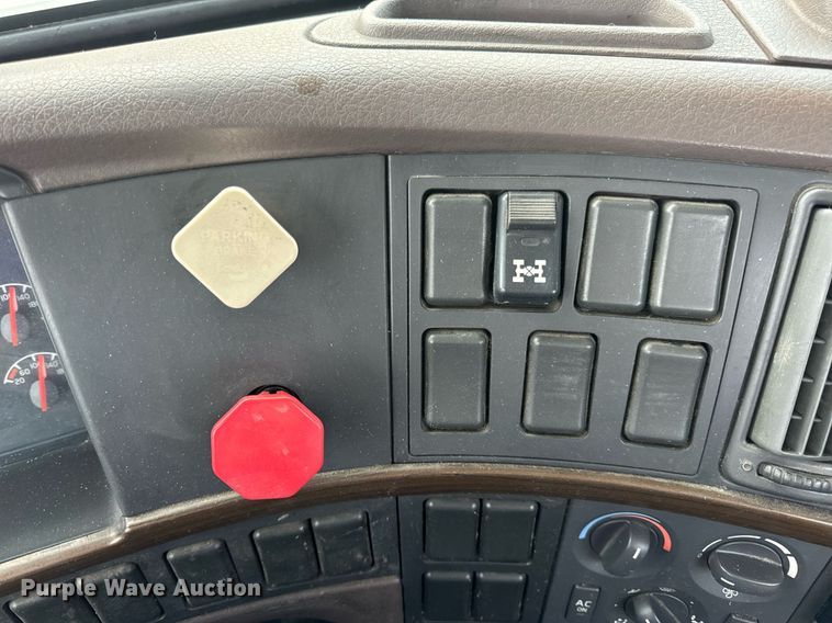 image for item EN5218 2013 Volvo VNL semi truck