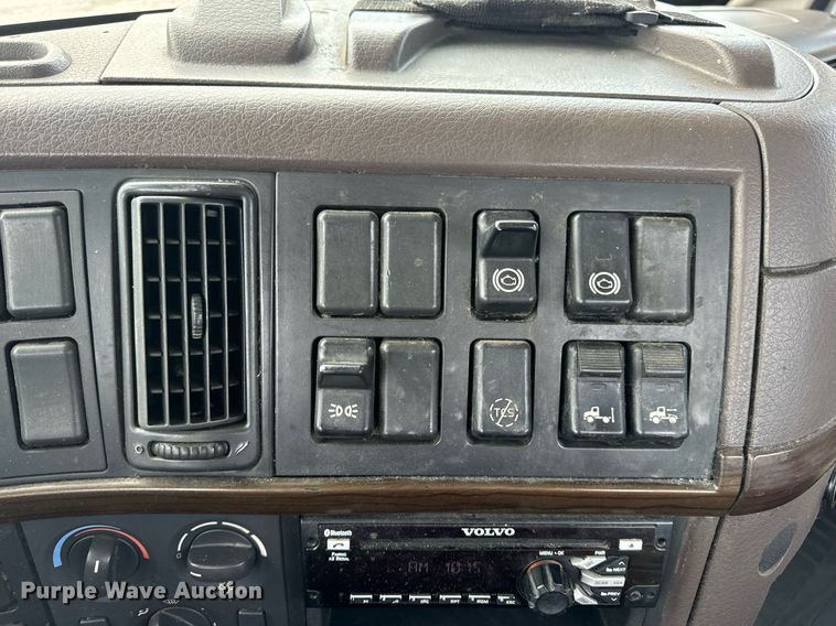 image for item EN5218 2013 Volvo VNL semi truck