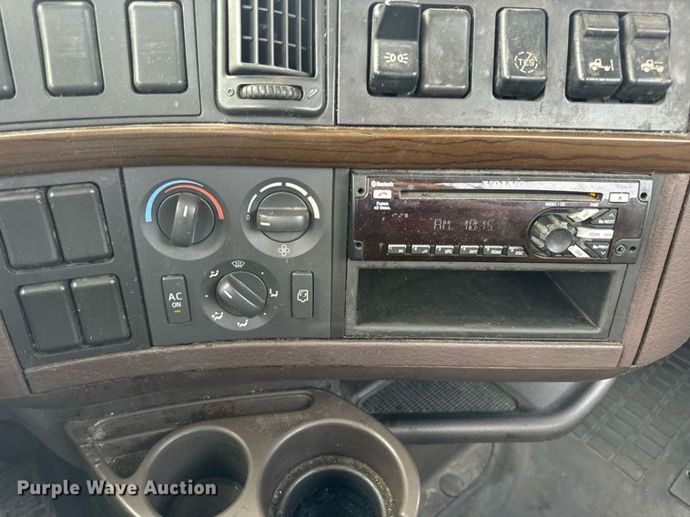 image for item EN5218 2013 Volvo VNL semi truck