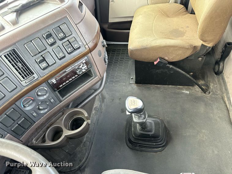 image for item EN5218 2013 Volvo VNL semi truck