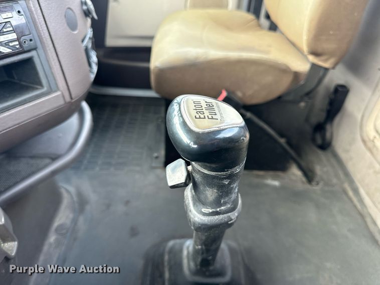 image for item EN5218 2013 Volvo VNL semi truck