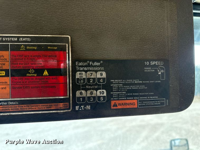 image for item EN5218 2013 Volvo VNL semi truck