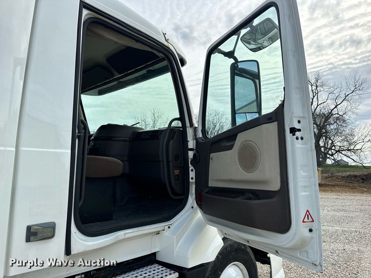 image for item EN5218 2013 Volvo VNL semi truck