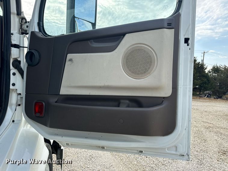 image for item EN5218 2013 Volvo VNL semi truck