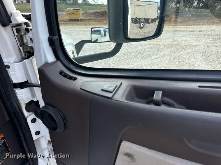 image for item EN5218 2013 Volvo VNL semi truck