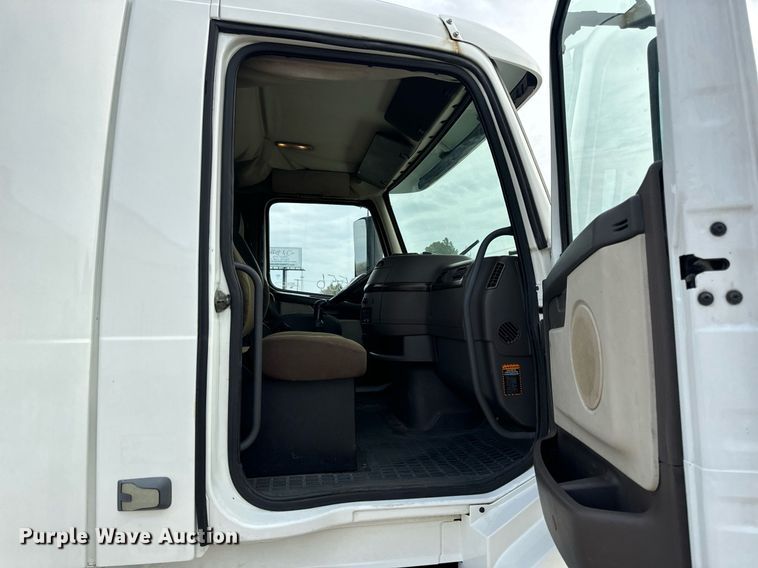 image for item EN5218 2013 Volvo VNL semi truck