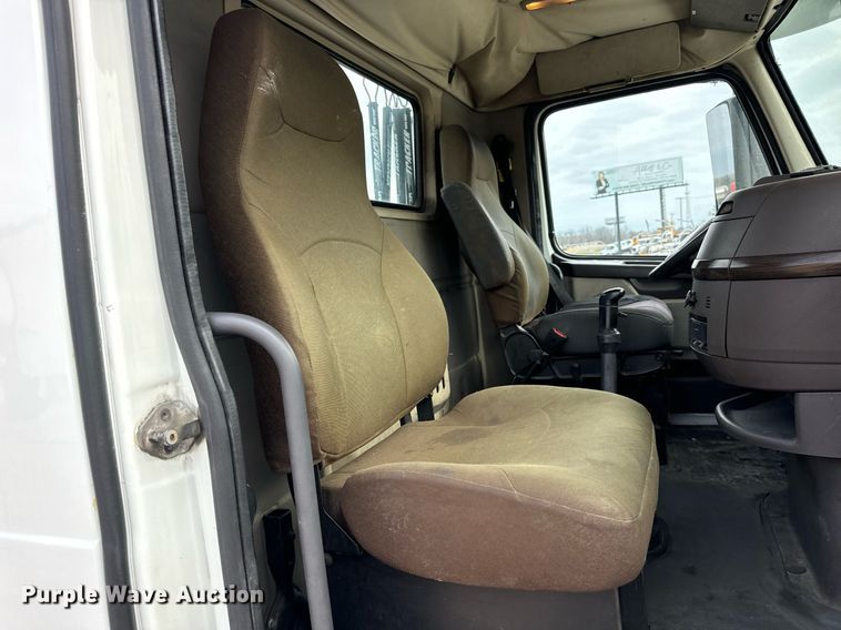 image for item EN5218 2013 Volvo VNL semi truck