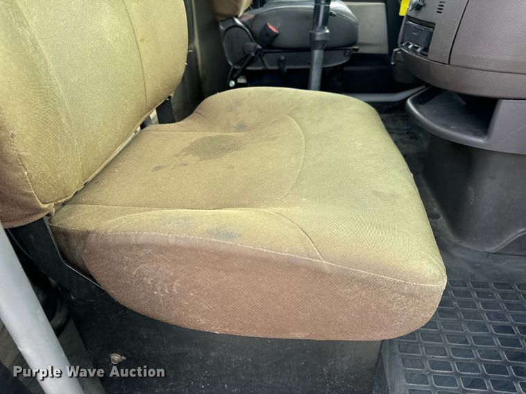 image for item EN5218 2013 Volvo VNL semi truck