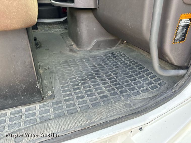 image for item EN5218 2013 Volvo VNL semi truck