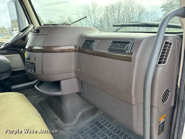 image for item EN5218 2013 Volvo VNL semi truck