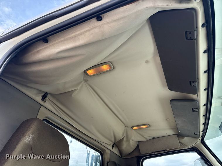 image for item EN5218 2013 Volvo VNL semi truck