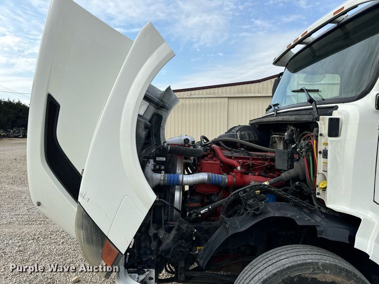 image for item EN5218 2013 Volvo VNL semi truck